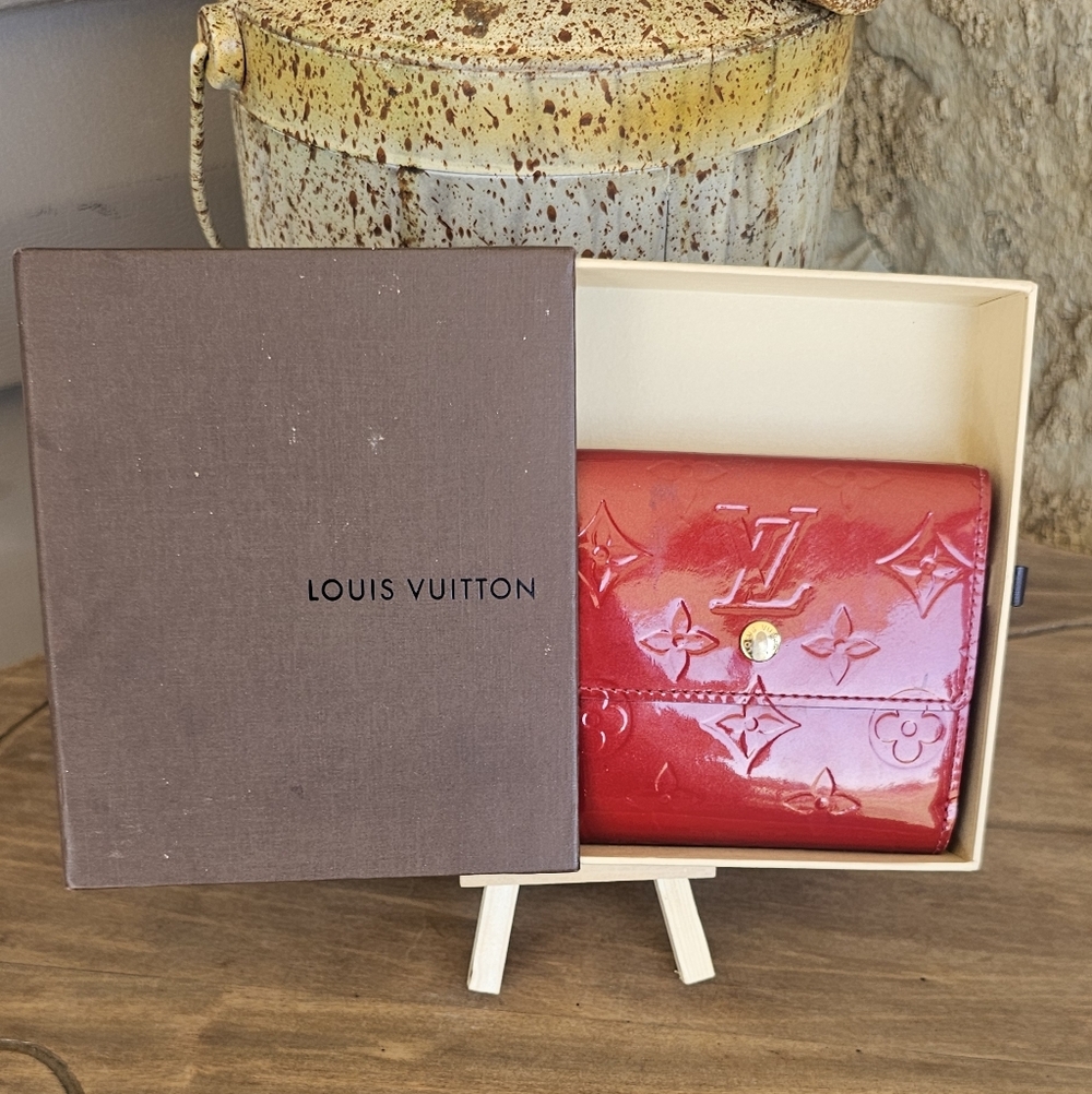 Louis Vuitton Elise Wallet in Monogram Vernis patent leather. - Picture 15 of 15